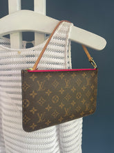 Lade das Bild in den Galerie-Viewer, LOUIS VUITTON CLUTCH
