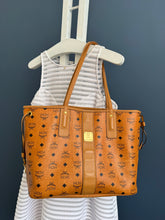 Lade das Bild in den Galerie-Viewer, MCM LIZ SHOPPER
