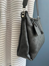 Lade das Bild in den Galerie-Viewer, LOUIS VUITTON HAND IT ALL MM MAHINA
