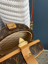 Lade das Bild in den Galerie-Viewer, LOUIS VUITTON PETITE BOITE CHAPEAU
