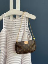Lade das Bild in den Galerie-Viewer, LOUIS VUITTON MINI POCHETTE

