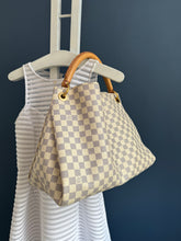 Lade das Bild in den Galerie-Viewer, LOUIS VUITTON ATRSY MM
