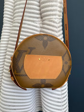 Lade das Bild in den Galerie-Viewer, LOUIS VUITTON BOÎTE CHAPEAU SOUPLE MM
