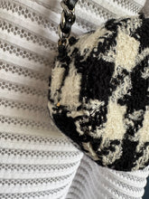 Lade das Bild in den Galerie-Viewer, CHANEL 19 TWEED ROUND CLUTCH
