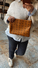 Lade das Bild in den Galerie-Viewer, MCM CLUTCH
