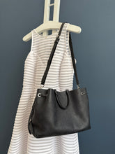 Lade das Bild in den Galerie-Viewer, LOUIS VUITTON BELLA TOTE MAHINA
