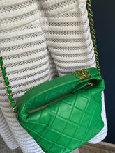 Lade das Bild in den Galerie-Viewer, CHANEL 19 HOBO BAG
