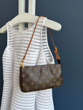 Lade das Bild in den Galerie-Viewer, LOUIS VUITTON POCHETTE ACCESSOIRES
