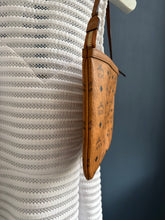 Lade das Bild in den Galerie-Viewer, MCM CLUTCH

