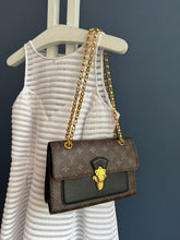 Lade das Bild in den Galerie-Viewer, LOUIS VUITTON VICTOIRE
