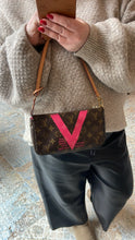 Lade das Bild in den Galerie-Viewer, LOUIS VUITTON POCHETTE ACCESSOIRES
