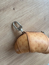 Lade das Bild in den Galerie-Viewer, LOUIS VUITTON CROISSANT ANHÄNGER

