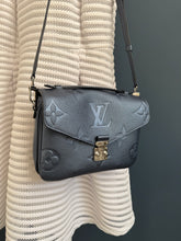 Lade das Bild in den Galerie-Viewer, LOUIS VUITTON MÉTIS PERLMUTT
