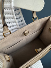 Lade das Bild in den Galerie-Viewer, LOUIS VUITTON ONTHEGO PM
