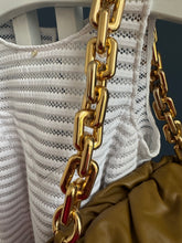 Lade das Bild in den Galerie-Viewer, BOTTEGA VENETA CHAIN POUCH
