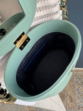 Lade das Bild in den Galerie-Viewer, CHANEL VANITY CASE
