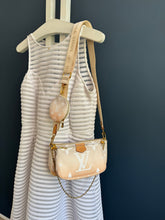 Lade das Bild in den Galerie-Viewer, LOUIS VUITTON MULTI POCHETTE BY THE POOL
