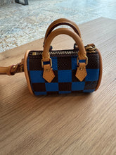 Lade das Bild in den Galerie-Viewer, LOUIS VUITTON SPEEDY POP BLUE ANHÄNGER
