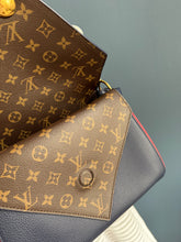 Lade das Bild in den Galerie-Viewer, LOUIS VUITTON DOUBLE V
