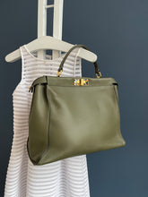 Lade das Bild in den Galerie-Viewer, FENDI PEEKABOO LARGE
