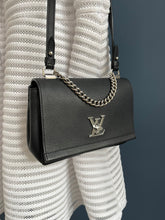 Lade das Bild in den Galerie-Viewer, LOUIS VUITTON LOCKME BB
