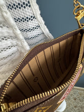 Lade das Bild in den Galerie-Viewer, LOUIS VUITTON MINI POCHETTE
