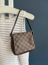 Lade das Bild in den Galerie-Viewer, LOUIS VUITTON TROUSSE MAKE UP
