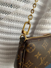 Lade das Bild in den Galerie-Viewer, LOUIS VUITTON MINI POCHETTE
