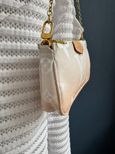 Lade das Bild in den Galerie-Viewer, LOUIS VUITTON MINI POCHETTE

