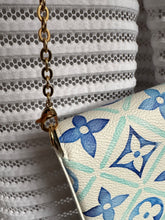 Lade das Bild in den Galerie-Viewer, LOUIS VUITTON FÉLICIE BY THE POOL
