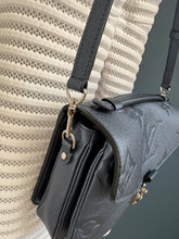 Lade das Bild in den Galerie-Viewer, LOUIS VUITTON MÉTIS PERLMUTT
