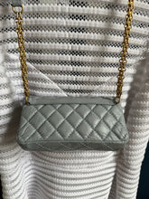 Lade das Bild in den Galerie-Viewer, CHANEL 2.55 GÜRTELTASCHE
