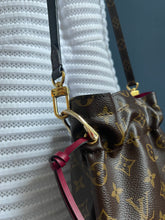 Lade das Bild in den Galerie-Viewer, LOUIS VUITTON POUCH MIT SCHULTERRIEMEN
