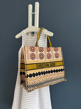 Lade das Bild in den Galerie-Viewer, DIOR TOTE BOOK

