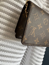 Lade das Bild in den Galerie-Viewer, LOUIS VUITTON LILY WOC
