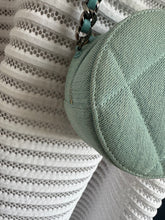 Lade das Bild in den Galerie-Viewer, CHANEL 19 DENIM ROUND CLUTCH
