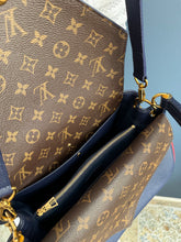 Lade das Bild in den Galerie-Viewer, LOUIS VUITTON DOUBLE V
