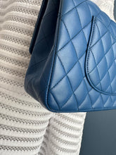 Lade das Bild in den Galerie-Viewer, CHANEL DOUBLE FLAP MEDIUM
