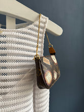 Lade das Bild in den Galerie-Viewer, LOUIS VUITTON MINI POCHETTE
