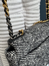 Lade das Bild in den Galerie-Viewer, CHANEL 19 SMALL
