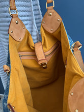 Lade das Bild in den Galerie-Viewer, LOUIS VUITTON MAHINA XL DENIM
