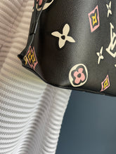 Lade das Bild in den Galerie-Viewer, LOUIS VUITTON NEVERFULL GIANT WILD AT HEART
