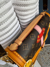 Lade das Bild in den Galerie-Viewer, LOUIS VUITTON MÉTIS SUMMER TRANK
