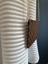 Lade das Bild in den Galerie-Viewer, LOUIS VUITTON CLUTCH
