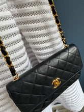 Lade das Bild in den Galerie-Viewer, CHANEL VINTAGE CLASSIC FLAP BAG

