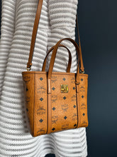 Lade das Bild in den Galerie-Viewer, MCM TONI MINI SHOPPER
