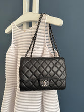 Lade das Bild in den Galerie-Viewer, CHANEL CLASSIC FLAP SMALL / BEUTEL
