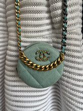 Lade das Bild in den Galerie-Viewer, CHANEL 19 DENIM ROUND CLUTCH
