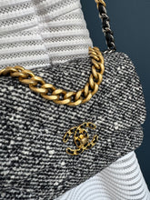 Lade das Bild in den Galerie-Viewer, CHANEL 19 SMALL
