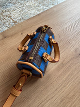Lade das Bild in den Galerie-Viewer, LOUIS VUITTON SPEEDY POP BLUE ANHÄNGER
